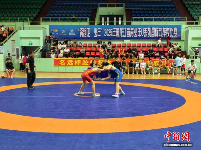 百余名青少年齐聚牡丹江参加U系列国际式摔跤赛
