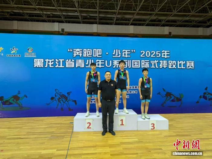 百余名青少年齐聚牡丹江参加U系列国际式摔跤赛
