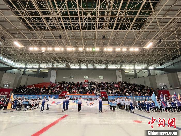首届“振兴杯”沈阳青少年冰球邀请赛在和平区