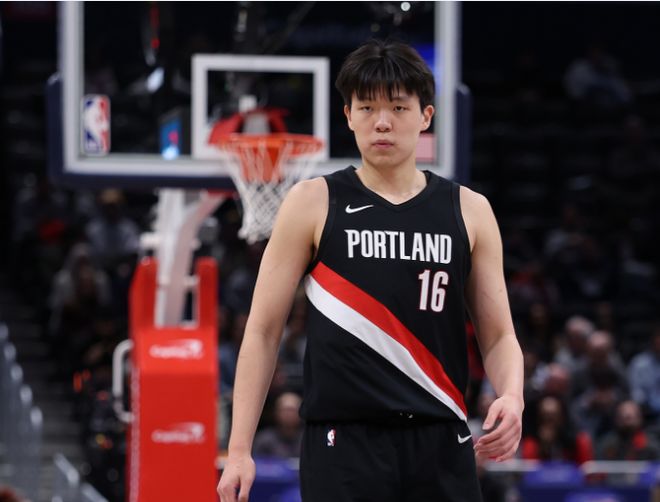 杨瀚森季后赛首场DNP开拓者逆转助其躺赢首胜