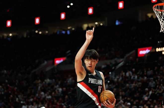 杨瀚森季后赛首场DNP开拓者逆转助其躺赢首胜