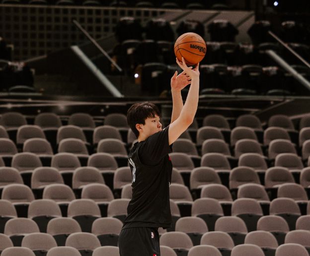 杨瀚森季后赛首场DNP开拓者逆转助其躺赢首胜